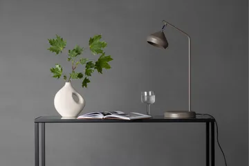 Isaberg Bordslampa - Mocka - Products - Belysning - Lampor & belysning inomhus - Sovrumslampa - Sänglampa - Sängbordslampa