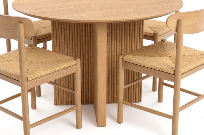 Edda Matgrupp runt 110 cm Ek med 4 Malte Matstolar - Ek - Products - Möbler - Bord & matgrupp - Matgrupp