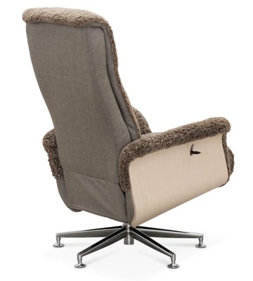 Fåtölj i fårskinn med fotpall - Ek/ljusbeige fårskinn - Ulla - Ljusbeige - Products - Möbler - Fåtölj & stolar - Fåtölj - Biofåtölj & reclinerfåtölj
